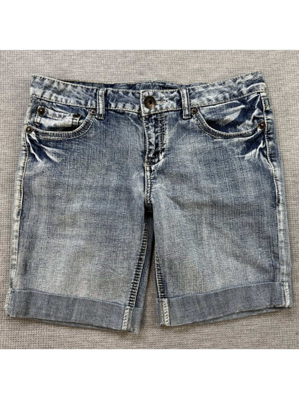 Amethyst Bermuda Denim Shorts Womens Size 9 Blue Light Wash Cuffed Embroidered